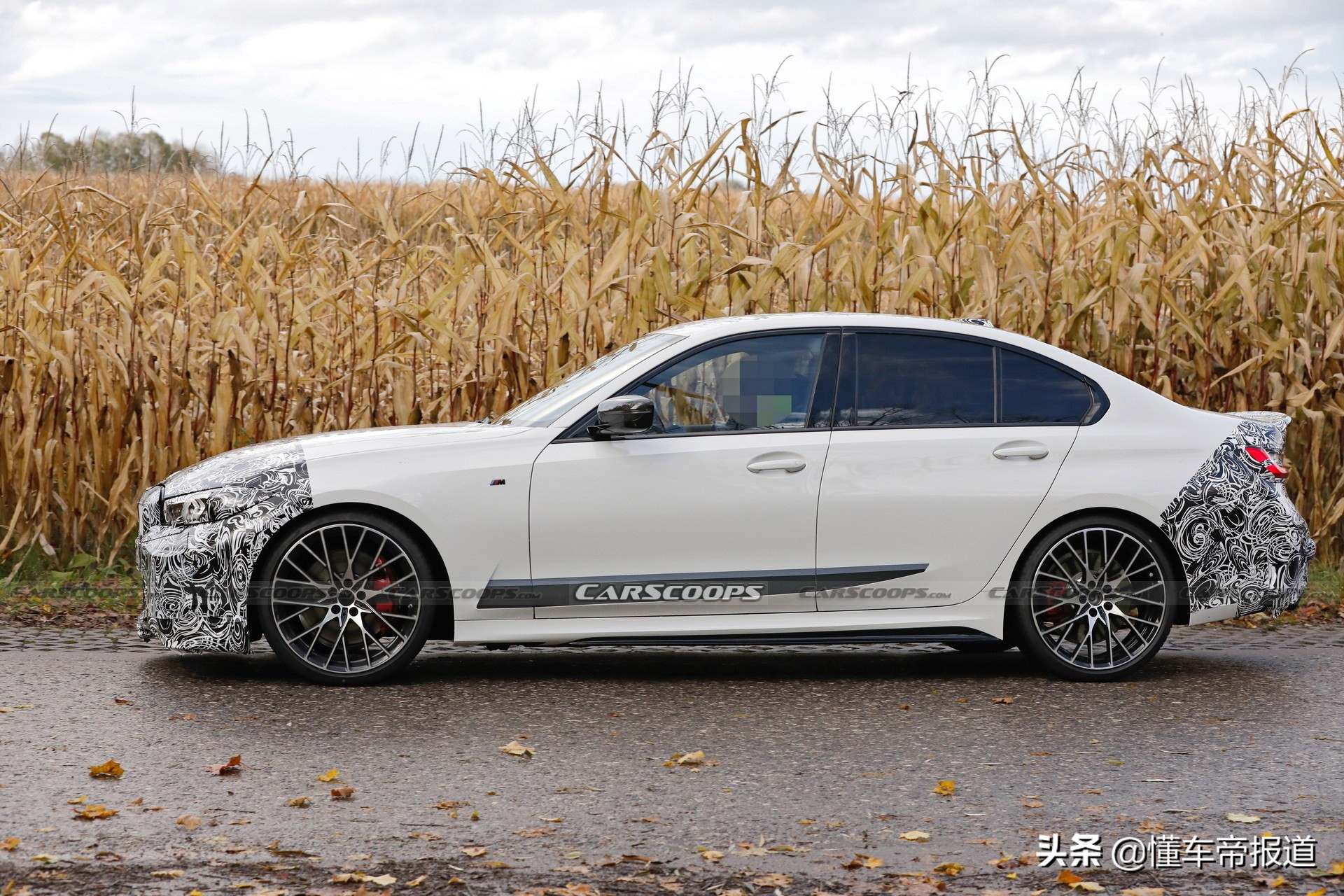 新车 | 换装“双联屏”，竞争奔驰C级！宝马新款3系最新谍照曝光