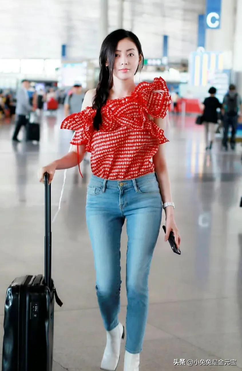 张天爱的机场秀 这件红上衣像花蝴蝶
