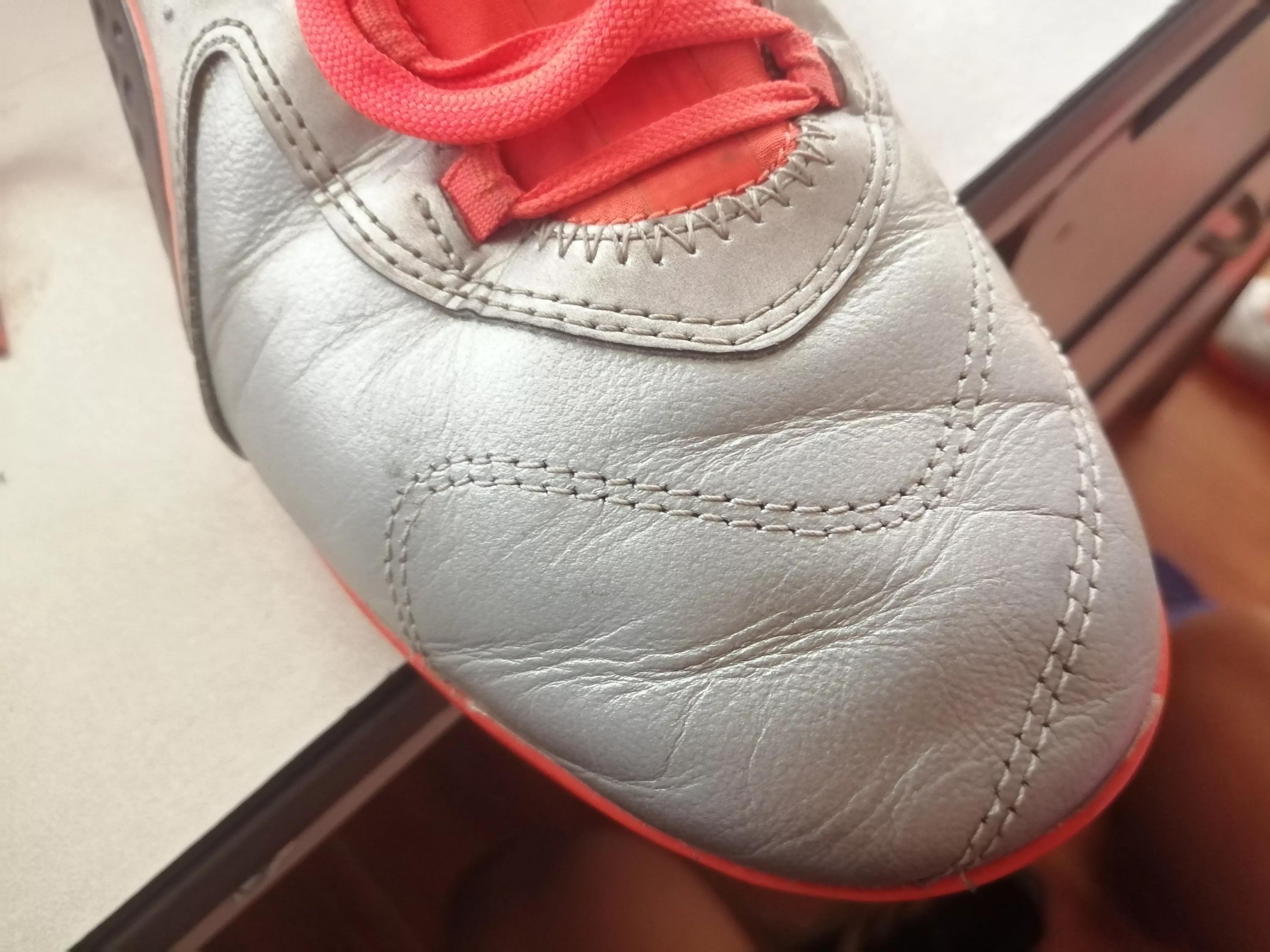 脚肥适合什么足球鞋（聊聊球鞋-见证我足球生涯的三双球鞋）