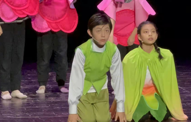 刘烨女儿才10岁就这么美！晒庆生照颜值逆袭终于像妈，混血脸太绝