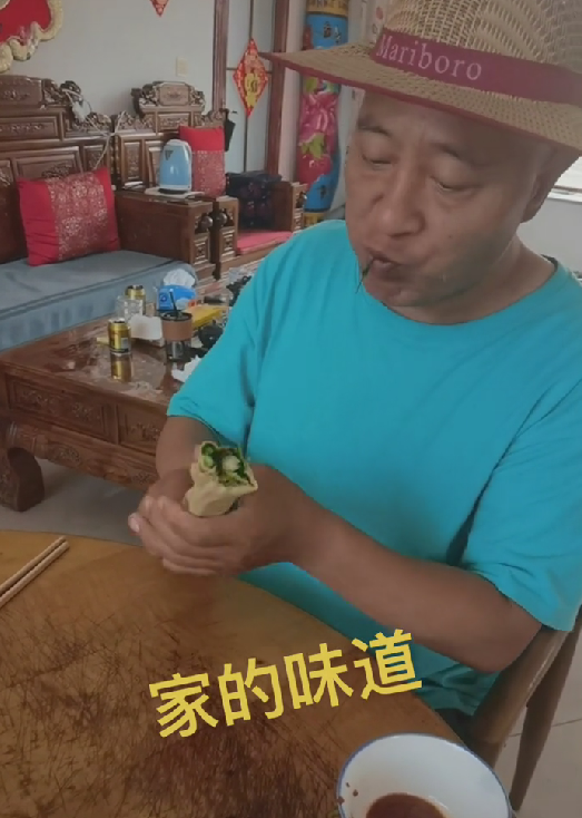 跟着赵本山赚不到钱？刘小光晒午饭：煎饼卷小葱，居住环境简陋