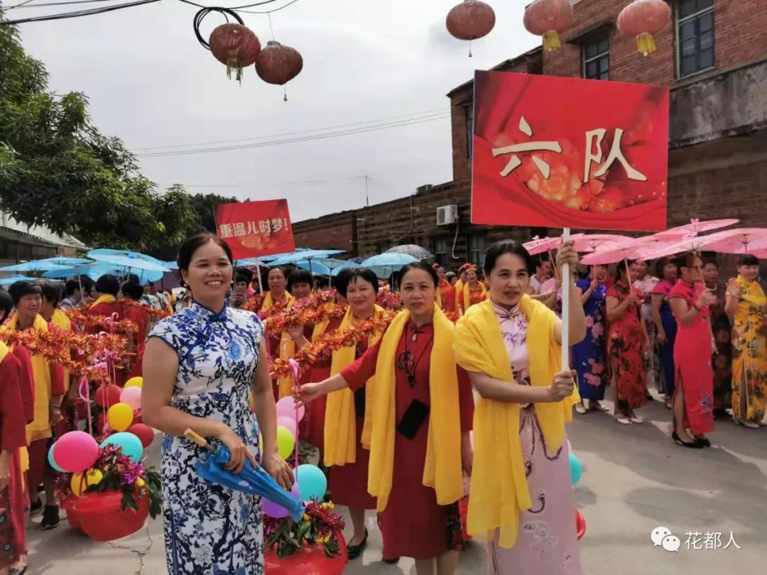 两球员忘形庆祝齐领红牌(「时光回廊」2019鸭湖村靓丽金花回娘家)