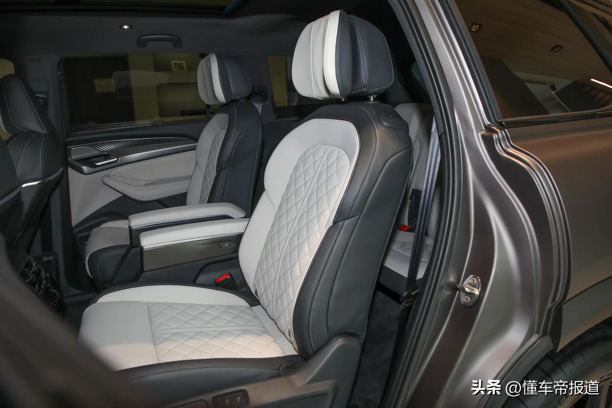 在内饰布局方面,上汽奥迪q6相较奥迪品牌其他车型也具备一定的差异化