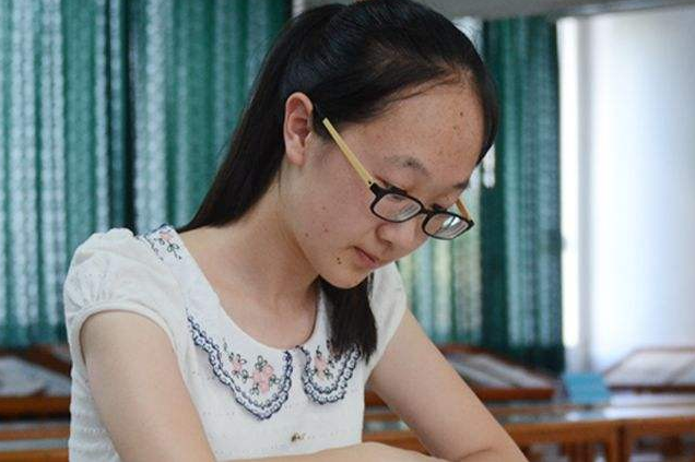 女孩高考考场“神游”，交卷铃响才反应过来，结果考了全校第一