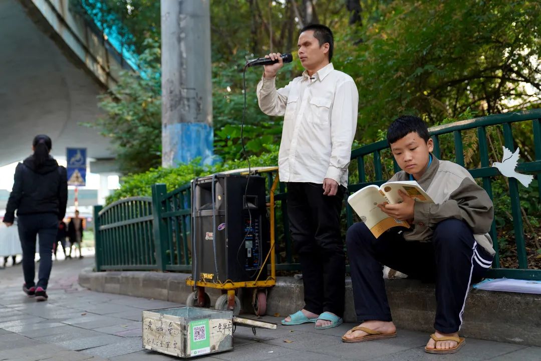 这些年，他陪盲父卖唱的日子