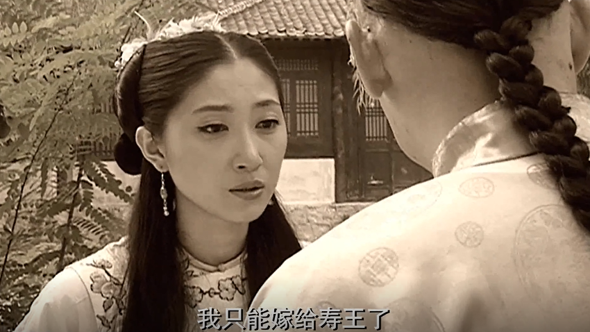 王爷的妾室为了争宠，在饭桌上干呕起来，谎称自己怀孕了，国产片