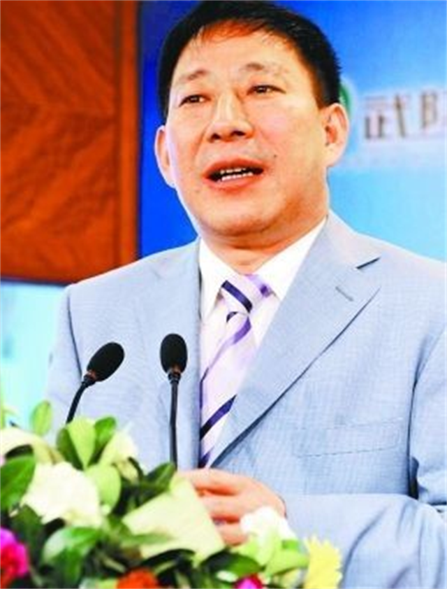 他和学生结为夫妻，却因生二胎丢掉饭碗，二胎长大后赚千亿回报