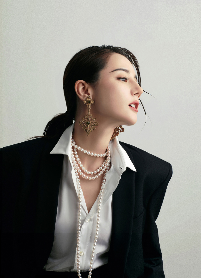 迪丽热巴过完2022年生日之后，娱乐圈又多了一位年过三十的少女
