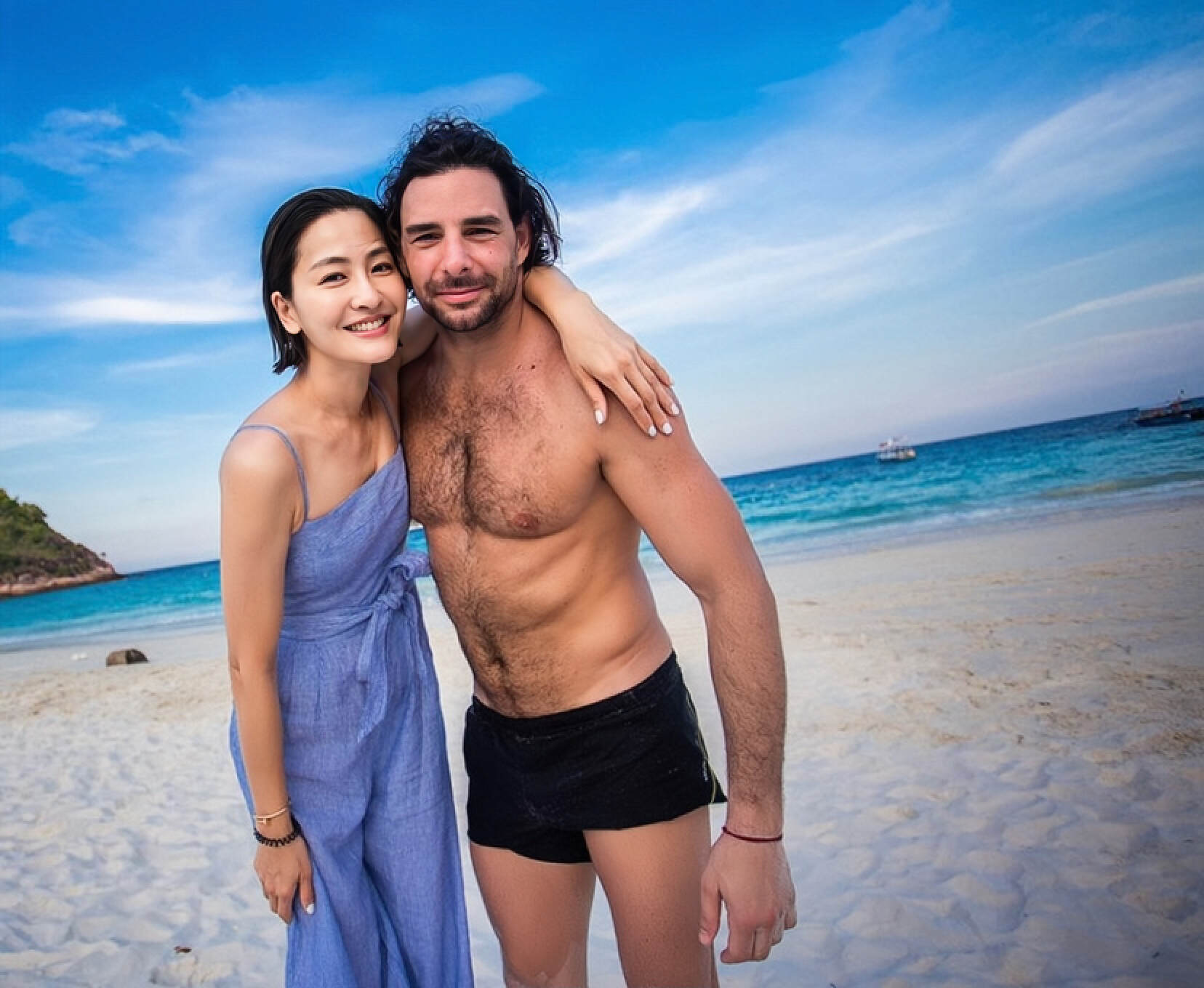 在2015年和2017年,周汶锜两度产子,升级做了妈妈.