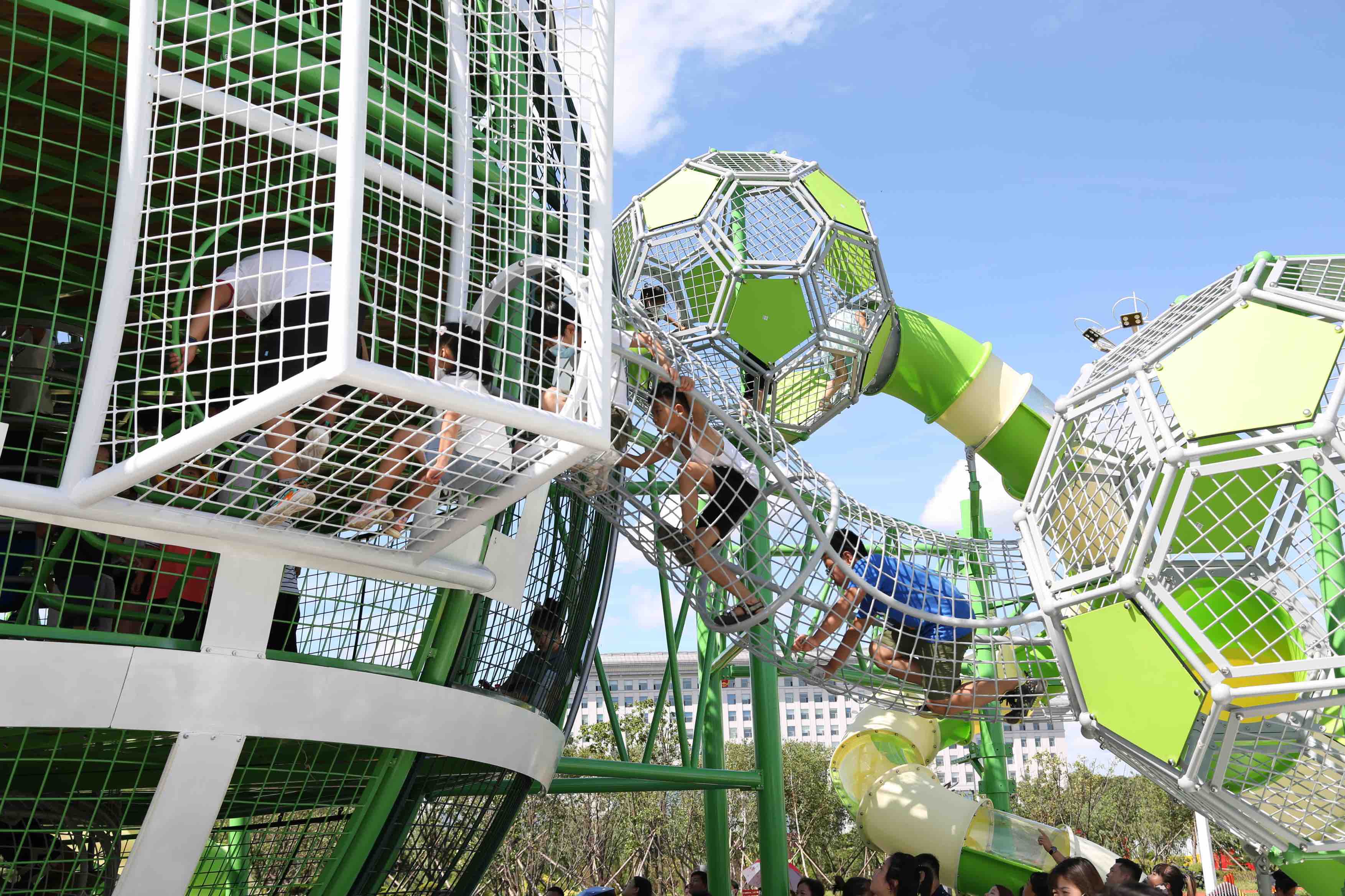 去公园可以玩足球和(延吉阿里郎足球公园开放，吸引众多市民休闲游玩)