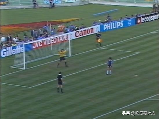 世界杯几张黄牌一个点球(1990年世界杯1/4决赛，巨星先后错失点球，戈耶切亚显神威)