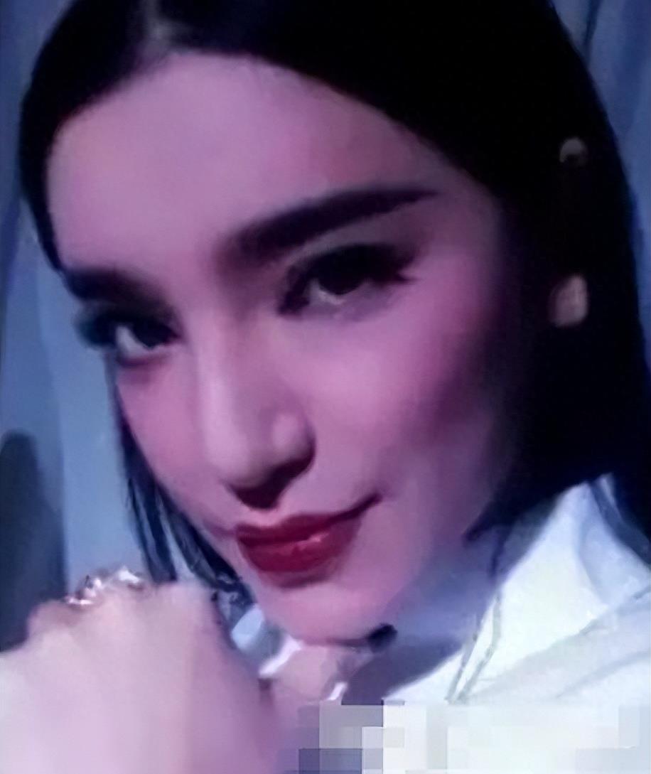 曾是超女冠军,却因整容失败像“怪物”,全身只剩下眼珠是自己的