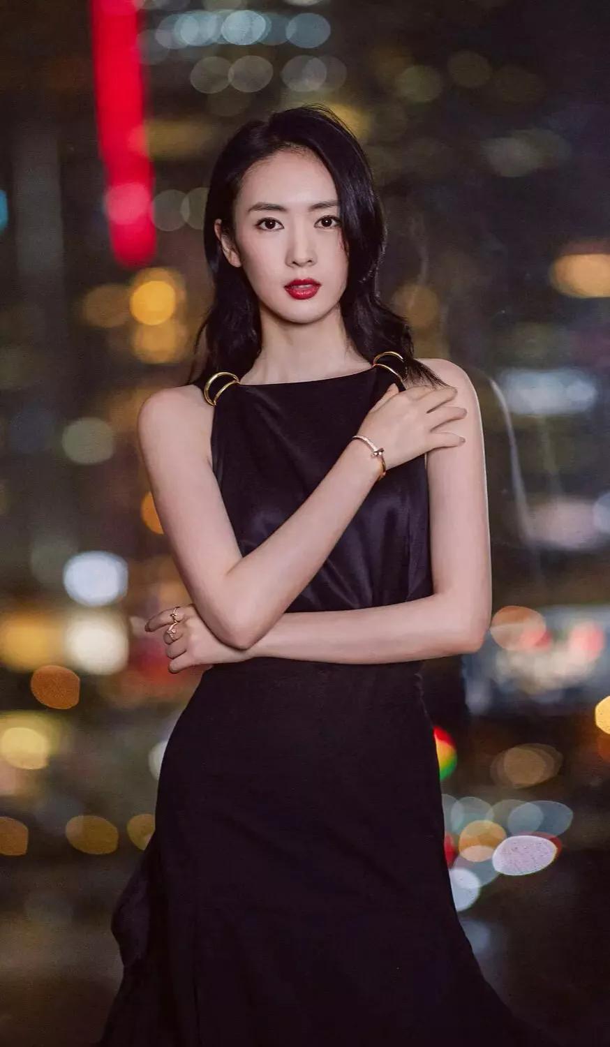 明星俏佳人：从被夸到被打,从被孤立到视后,童瑶的逆袭之路太艰难