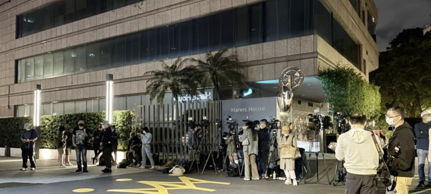 具俊晔隔离结束0点出关，坐车直奔大s家，小s模仿其唱跳迎新姐夫