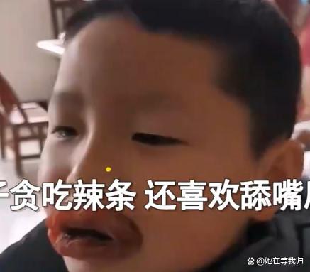 萌娃因“贪吃辣条”嘴巴肿成了香肠，孩子想哭，网友：柿饼？