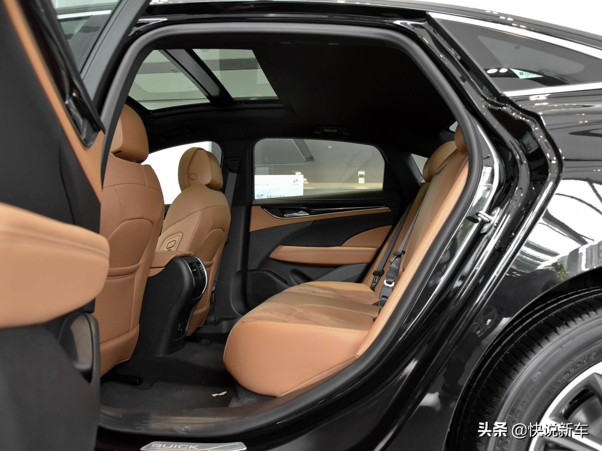 综合油耗6.9L/100km，大气稳健，内饰豪华，实拍君越