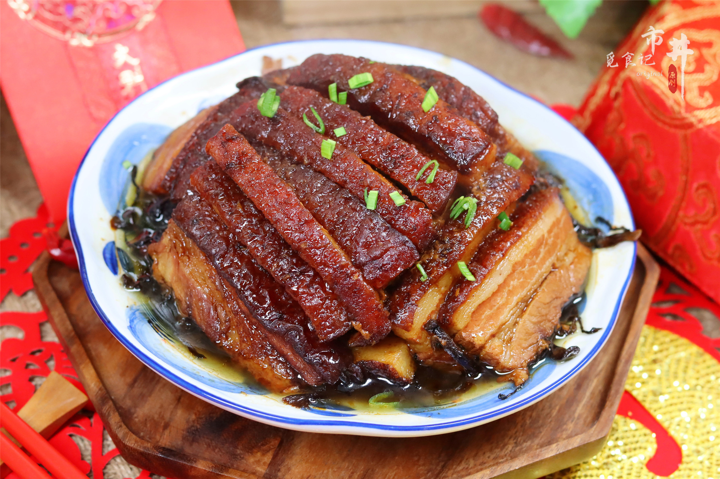 年夜飯做梅菜扣肉，切記“先煎後泡”，片片起“虎皮”，酥爛香醇