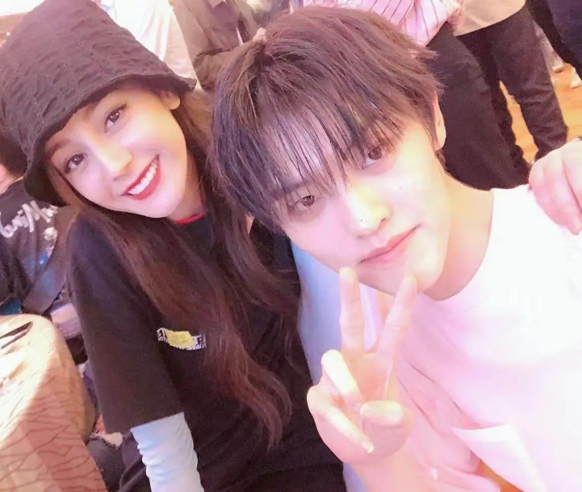 看了迪丽热巴跟别人的合影,才发现她的颜值有多优越