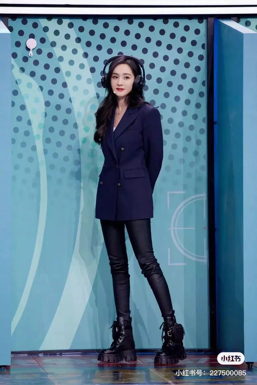 私服穿搭很前端的杨幂