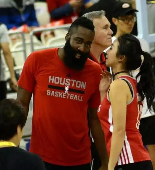 nba女记者美国有哪些(中国美女记者闯NBA身材傲人不输卡戴珊！哈登跟她合影表情不自在)