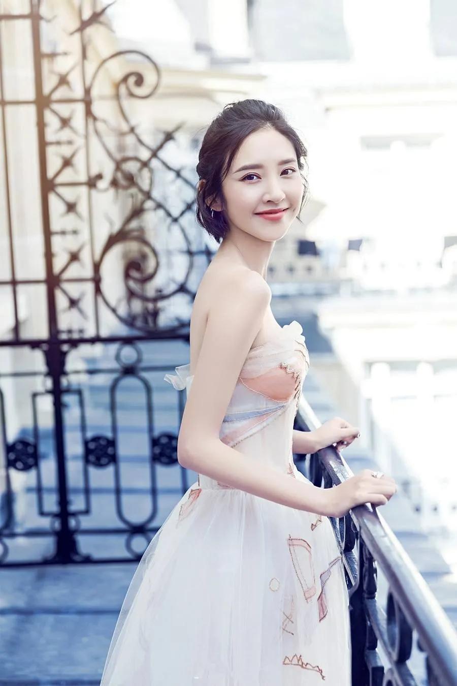 梨涡女孩唐艺昕，笑容甜美人见人爱