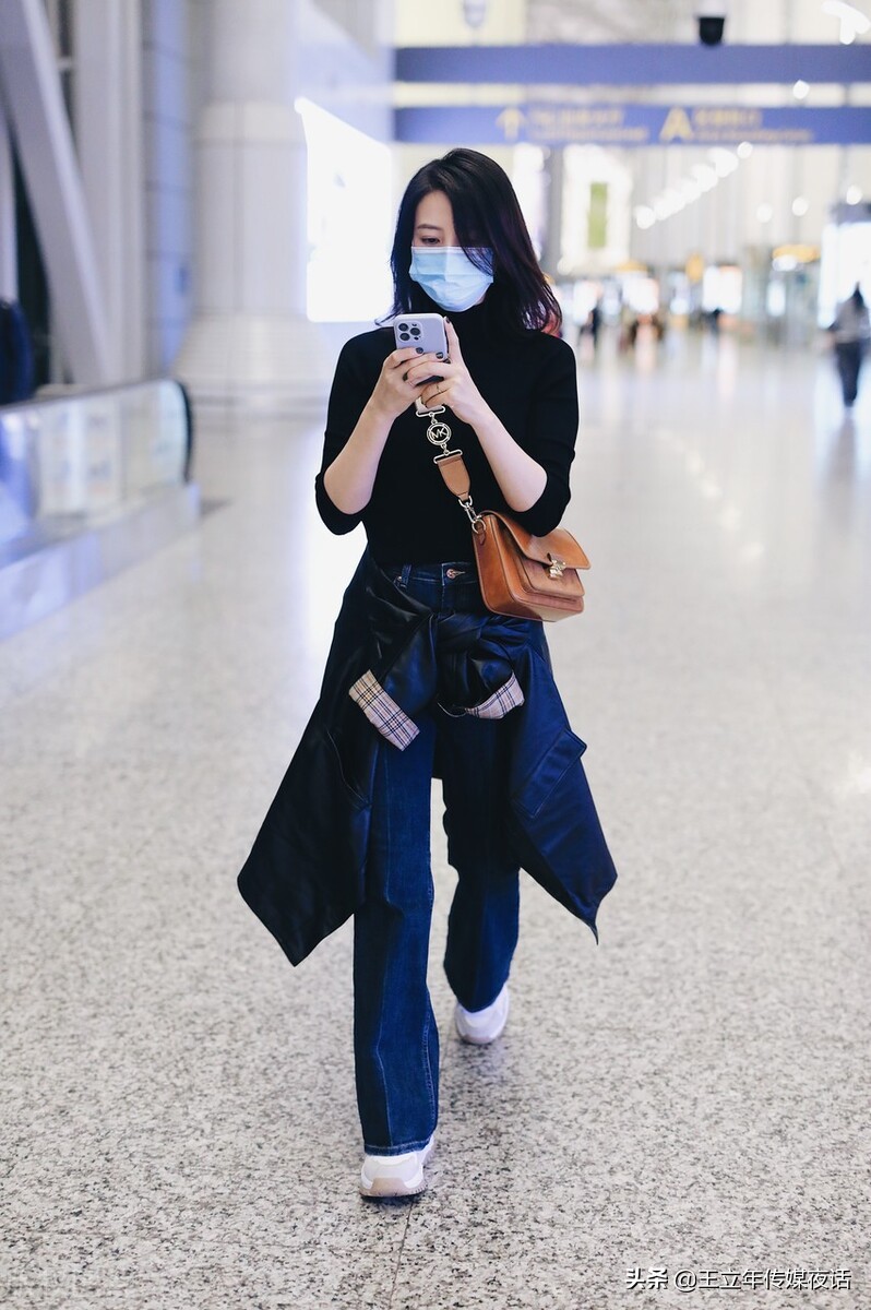 高圆圆广州机场：齐肩长发，气质好，状态佳