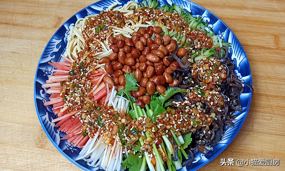 这道“销魂凉拌菜”，色彩丰富，口感脆爽，味道清香，味美好吃