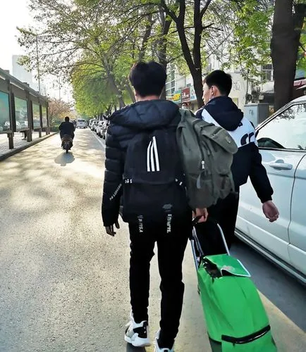 2015年，江苏女工意外收到1530万元的转账，来自15年前收养的孤儿