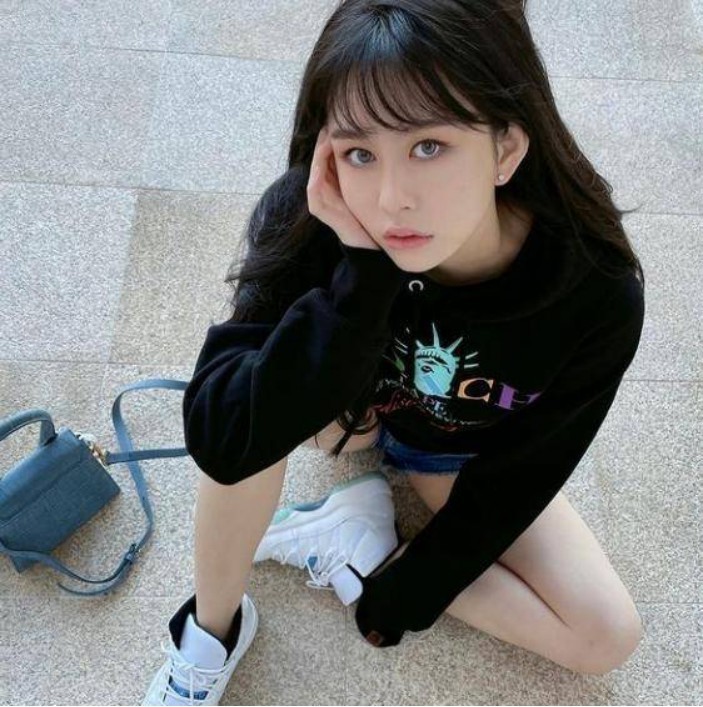 邱淑贞大女儿沈月晒美照:眼神温柔长发披肩