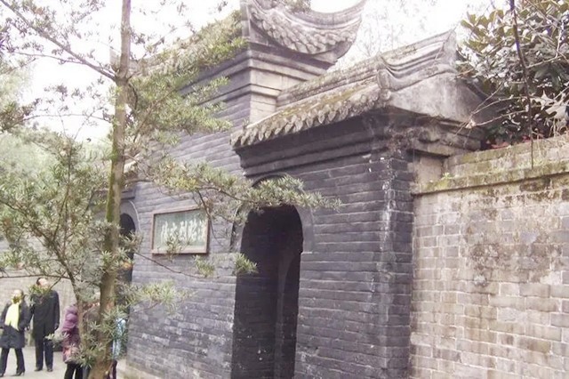 1995年，四川一山丘常年寒气逼人，考古队赶来查探