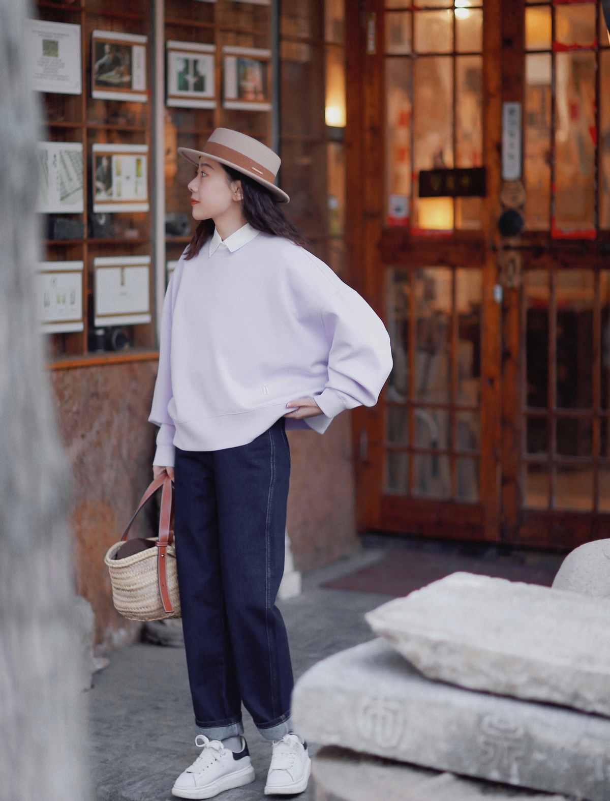 卫衣如何避免路人感？11组搭配示范告诉你：款式简约，搭配要大方