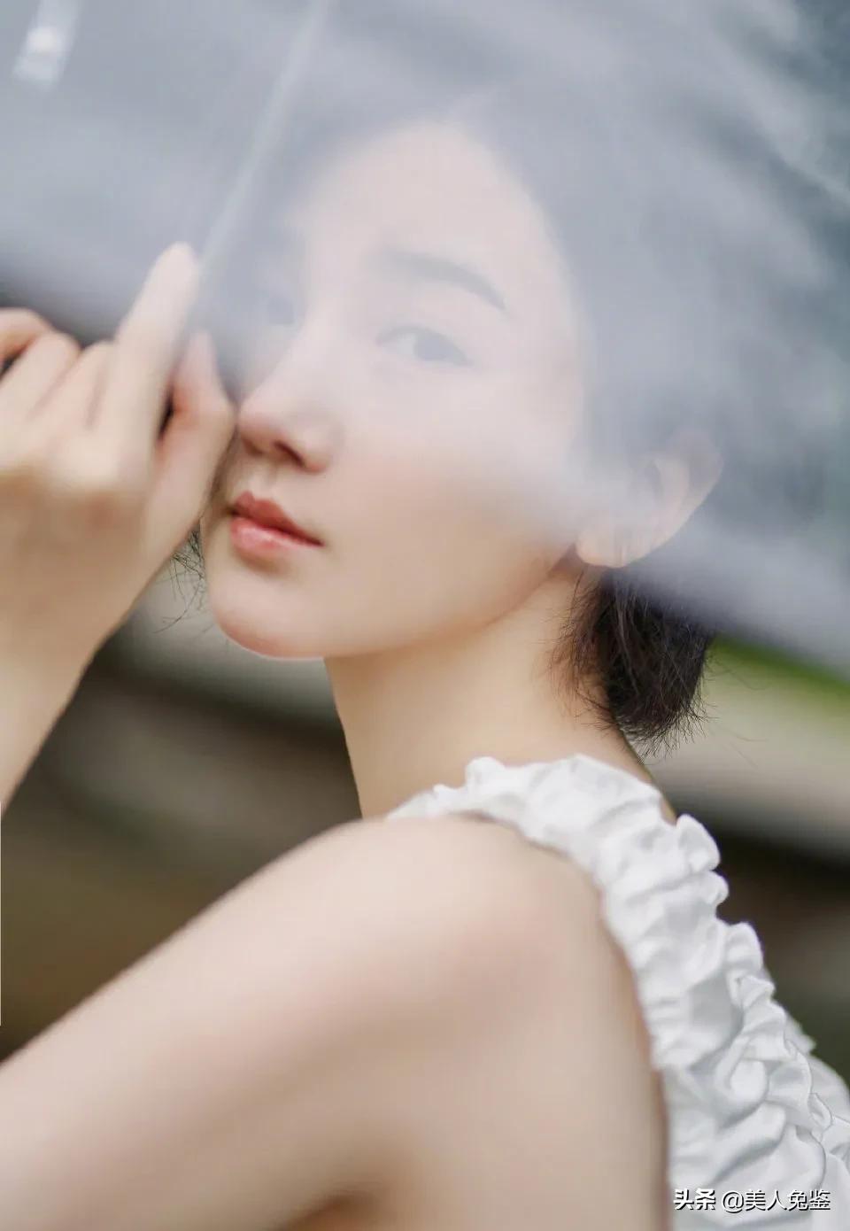 陈小纭发短发写真，化身雨中精灵