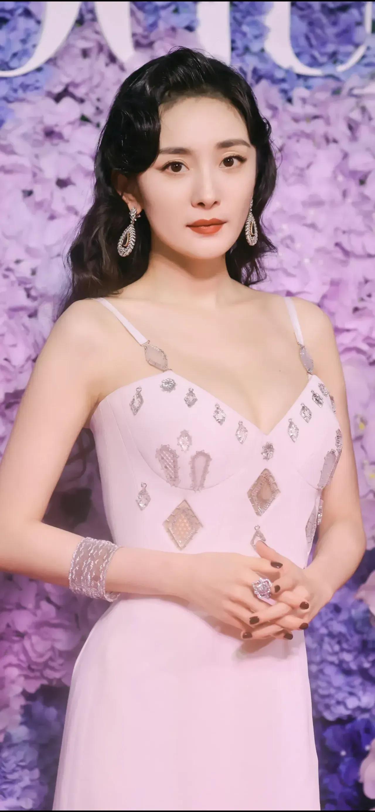 “被高估”的5位女演员，赚钱赚到手软，有人却拿不出像样的作品
