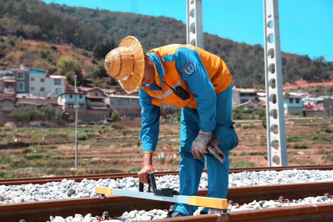 与毫米较劲的铁路精调师