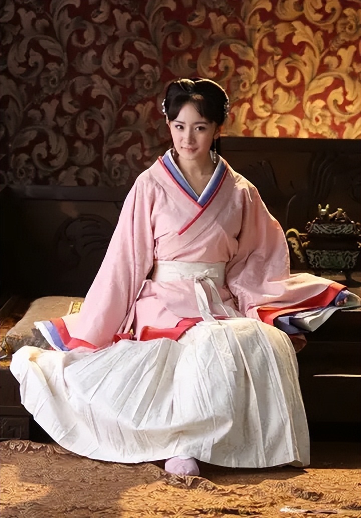 刘亦菲膀大又腰圆算不算顶级美人?看看她和杨幂的合照你就有答案