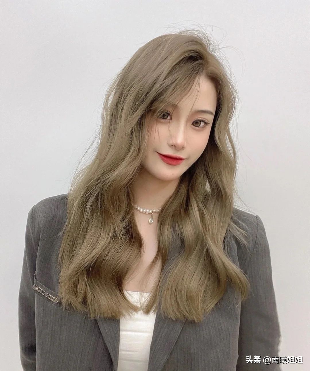 与眉毛相近※挑选指南白皮女人染发,不用顾虑太多,白皙透亮的肤色可以