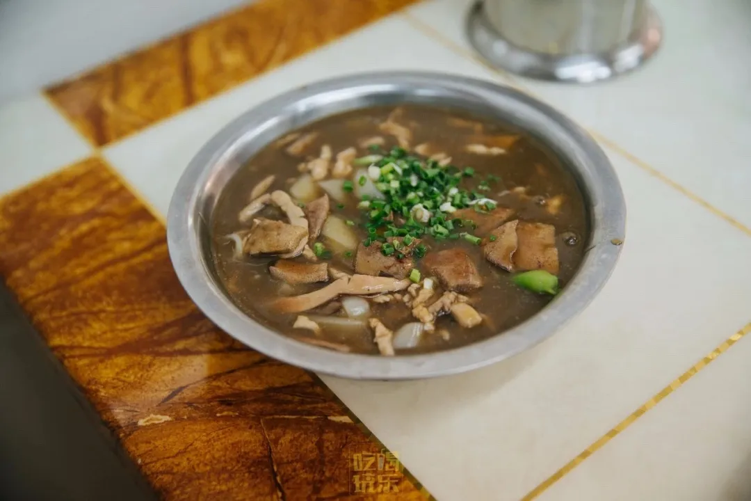 论排队，我只服武汉这几家藏在路边的美食店