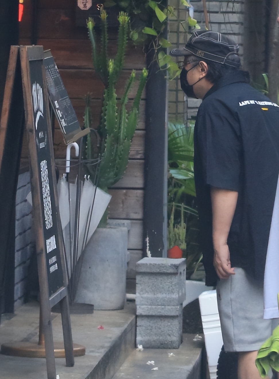 蔡康永穿一脚蹬配土味红袜，与友人外出觅食，边走边看菜单太较真