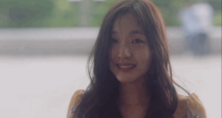 她的中文水平达10级，凭借“尺度片”得到认可，不惜为戏增重8斤