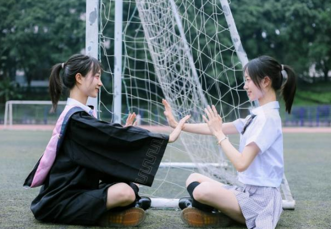 女生拍毕业照忘记化妆，合照中成“焦点”，网友：学校都国际化了