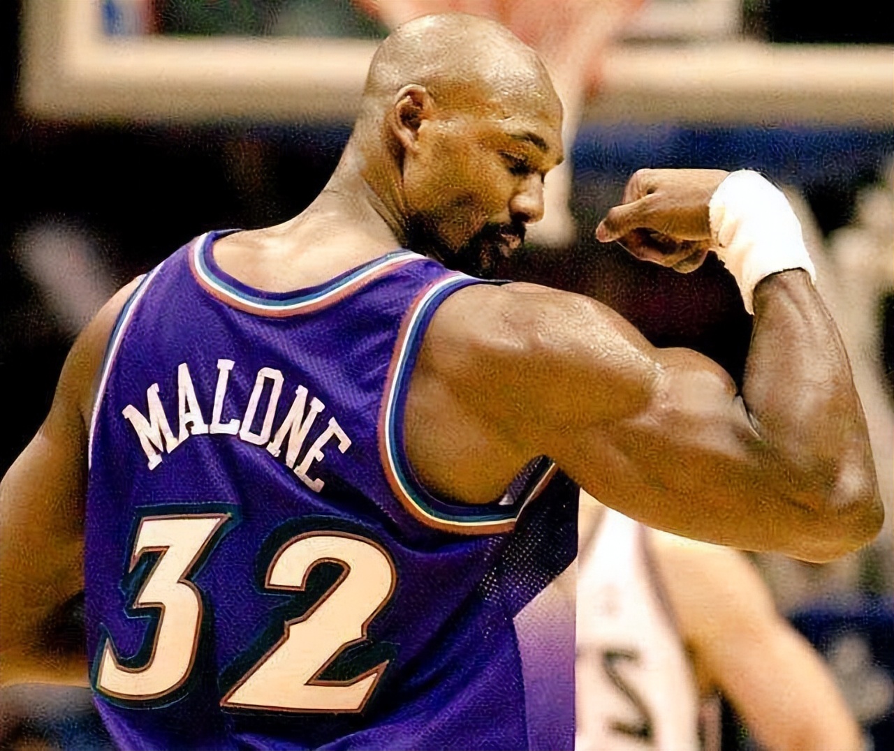 为什么nba球员手臂有轮廓（90年代的NBA中锋肌肉有多强大？对比如今内线，当年全是麒麟臂）