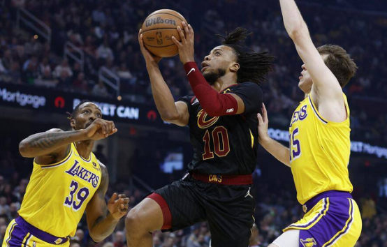 NBA骑士直播视频(NBA直播：湖人末节击溃骑士 詹姆斯回克利夫兰拿下三双)