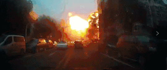 玉林一店铺爆燃，火球爆出三人受伤，为何每次都是爆燃不是爆炸？