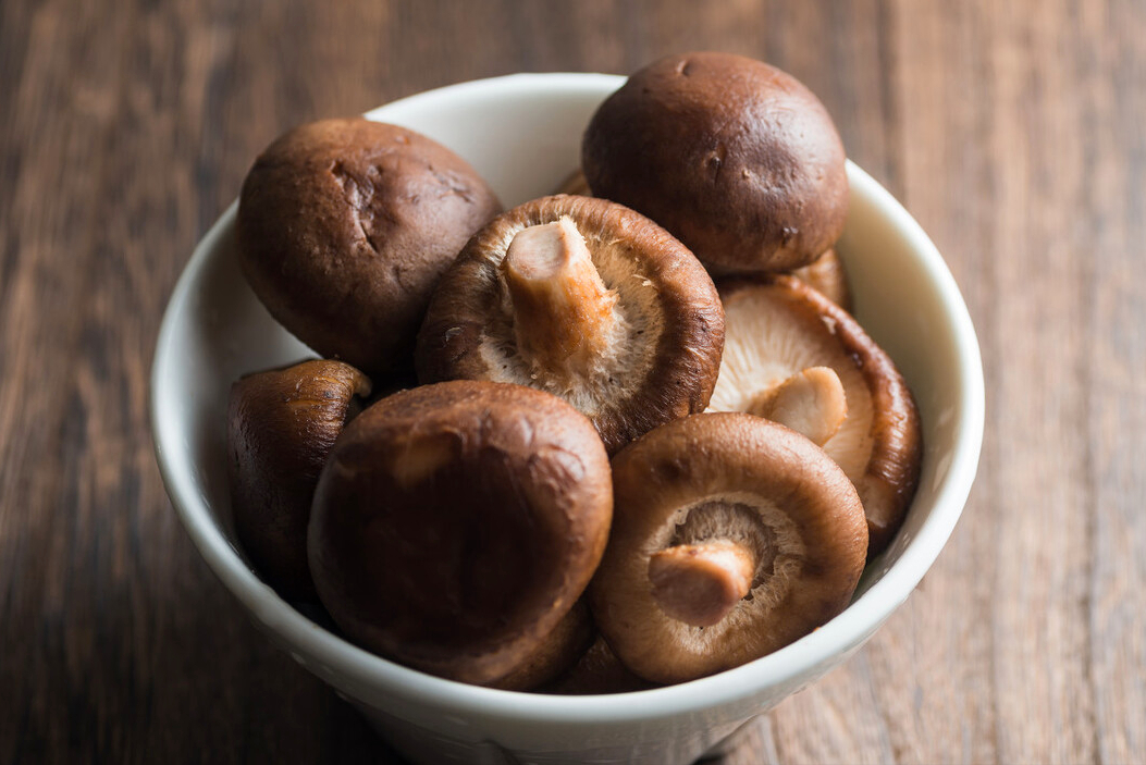 泡发干香菇,别只会用清水,再多放2样,泡发干净快速,肉质肥美