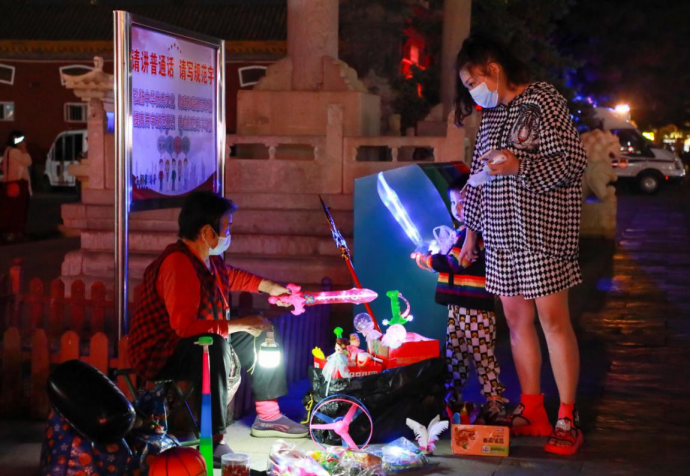 持续增强夜间消费活力，不同业态布局扮靓夜经济