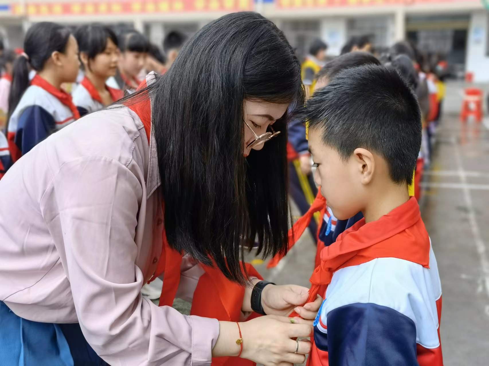 洞口县山门镇中心小学举行少先队新队员入队仪式