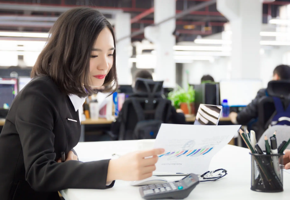 会计应届生“就业难”，初入职场工资只有2000多，如何摆脱困境？