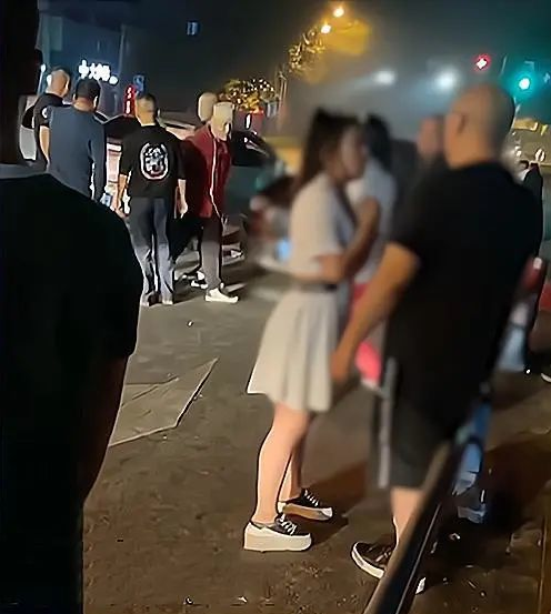 女子撞车想私了撒娇后续(十指相扣甚至搂抱撒娇，肇事车主事后居然打算用“美人计”私了)