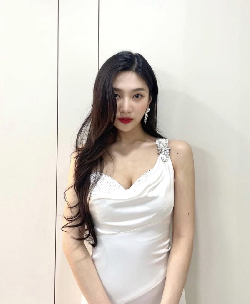 迪丽热巴撞衫韩国女星Joy朴秀英，轻松完爆对方