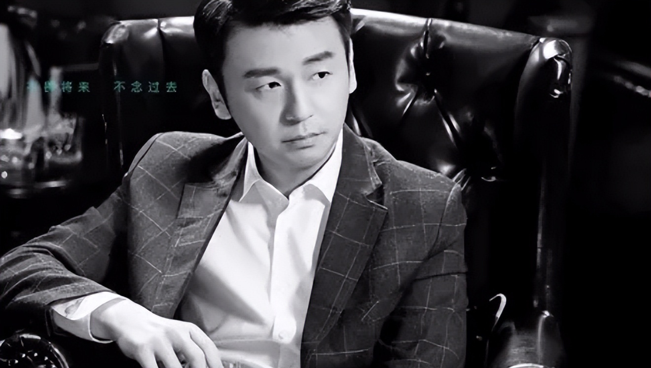 明明有1米8的大高个，但看起来很“矮”的12位男星，个个让人意外